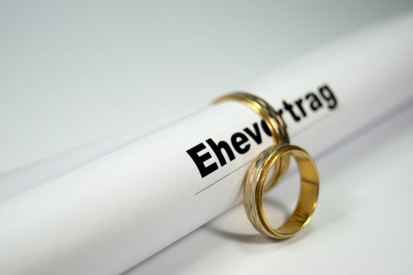 Ehevertrag: Banderole mit Beschriftung und zwei Ringen