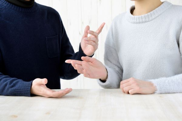 rain-luebke-mediation-fuer-ehepaare Mediation: Mann und Frau gestikulieren