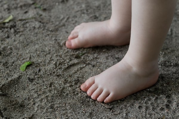 Sorgerecht: Kinderfuesse auf Sand