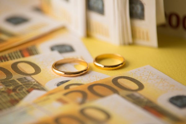 Zugewinn: Zwei Eheringe auf 200 Euro Scheinen